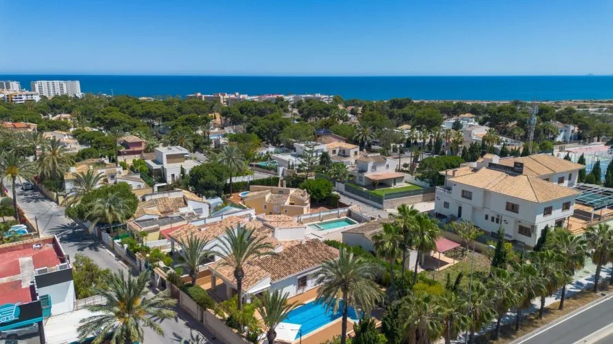 Villa de 4 dormitorios en Alicante, Spain No. 746 № 12