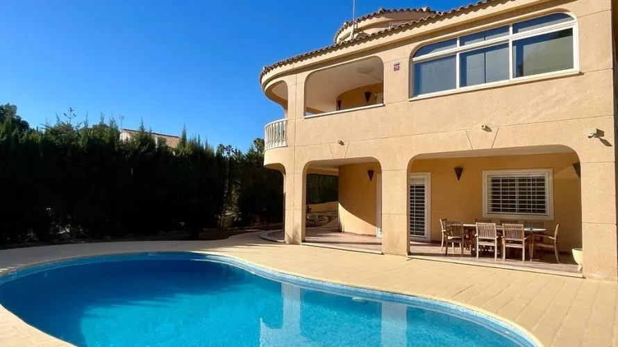 Villa de 4 dormitorios en Torrevieja, Spain No. 99 № 2