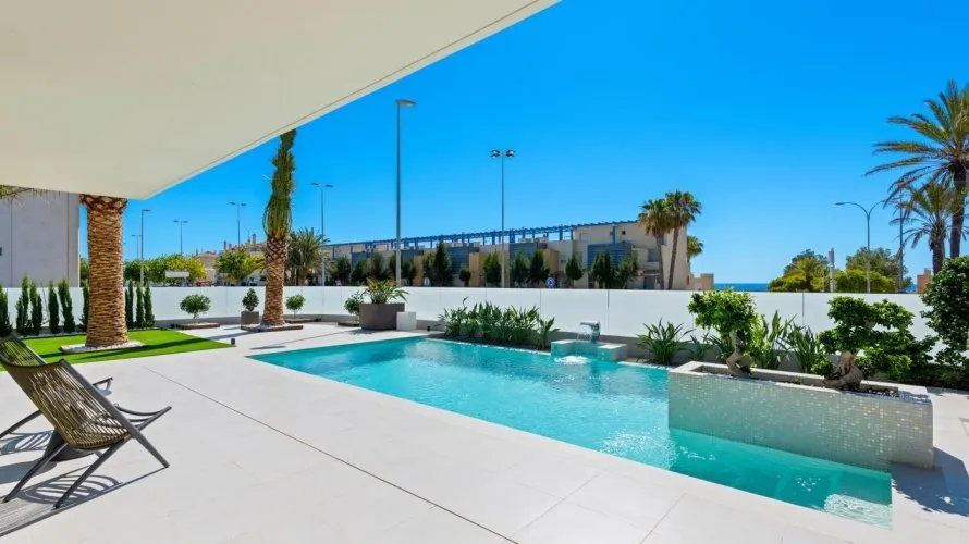 Villa de 4 dormitorios en Campoamor, Spain No. 662