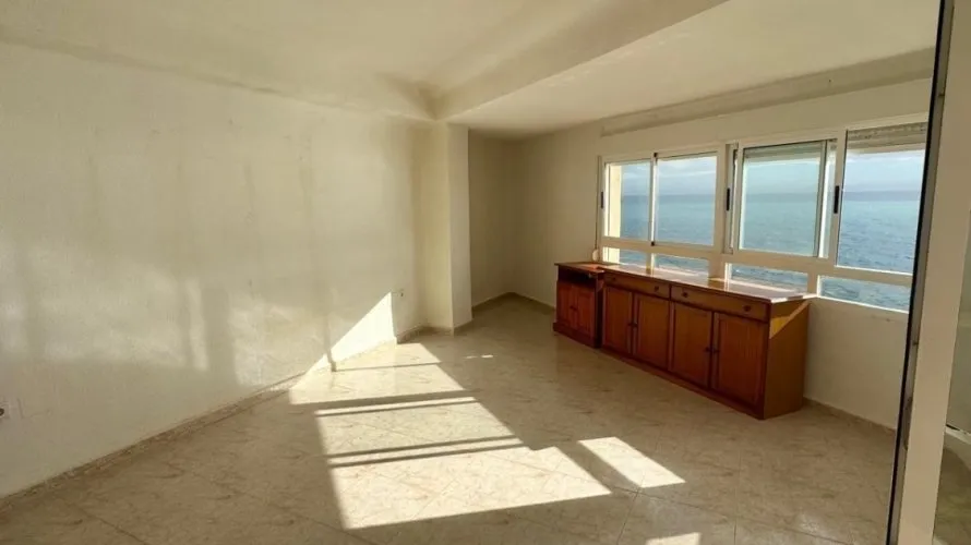 Apartamento de 4 dormitorios en Torrevieja, Spain No. 977 № 1