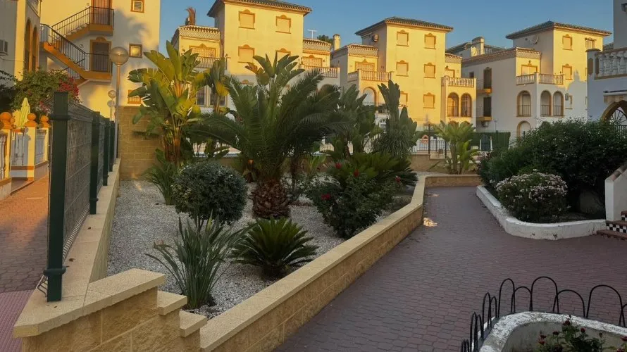 Apartamento de 3 dormitorios en Torrevieja, Spain No. 795 № 21