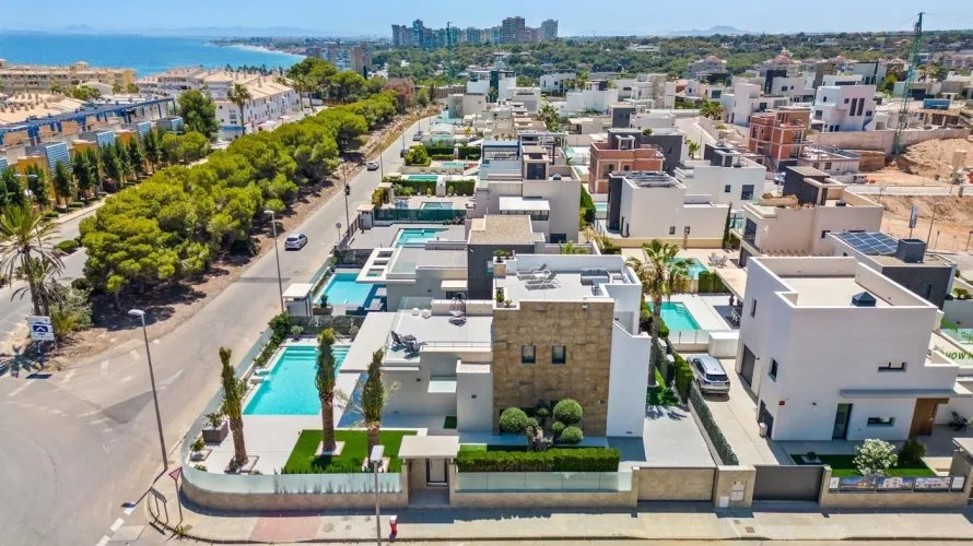 Villa de 4 dormitorios en Campoamor, Spain No. 662 № 1