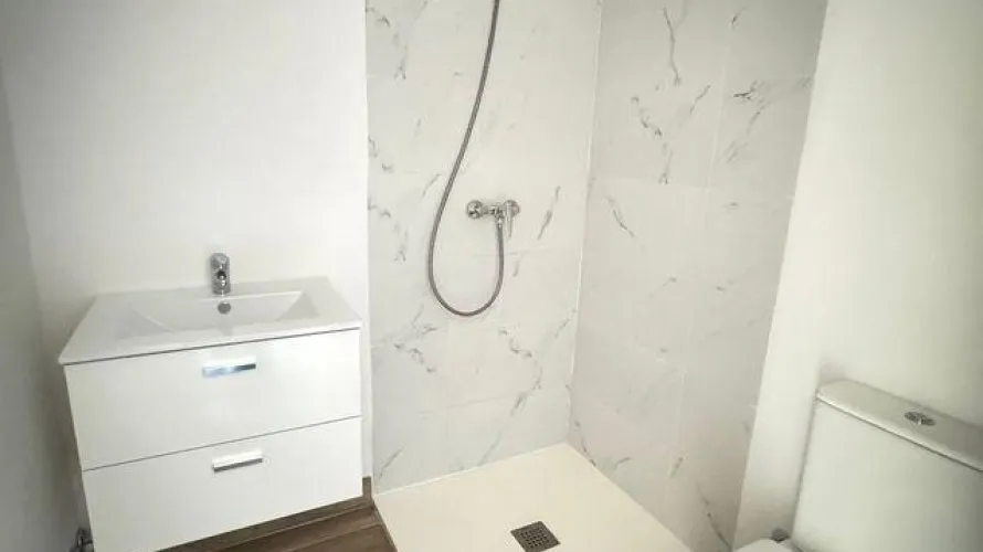 Apartamento de 2 dormitorios en Madrid, Spain No. 908 № 19