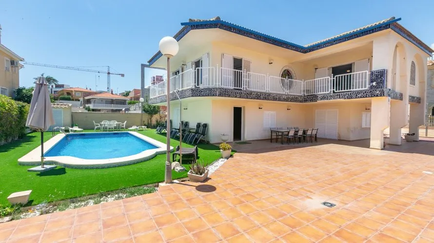 Villa de 293m² en La Zenia, Spain No. 1381 № 2