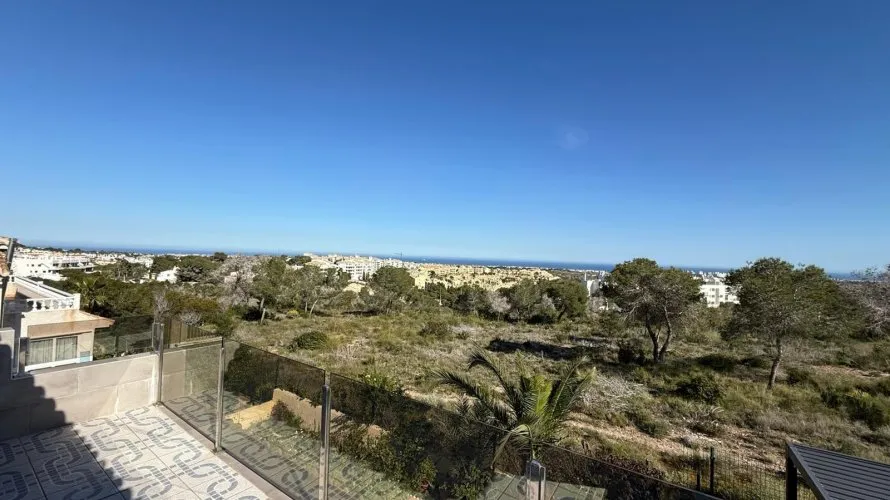 Villa de 4 dormitorios en Villamartin, Spain No. 1097