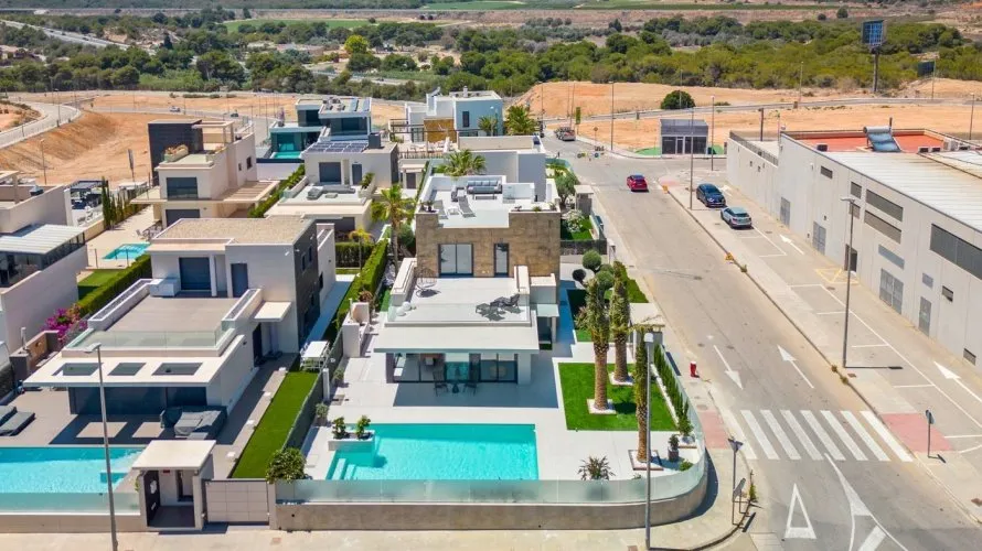 Villa de 4 dormitorios en Campoamor, Spain No. 662 № 7