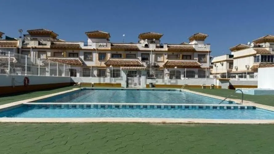 Сasa de 3 dormitorios en Torrevieja, Spain No. 1095