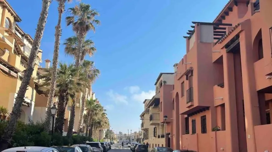Apartamento de 2 dormitorios en Torrevieja, Spain No. 933 № 2