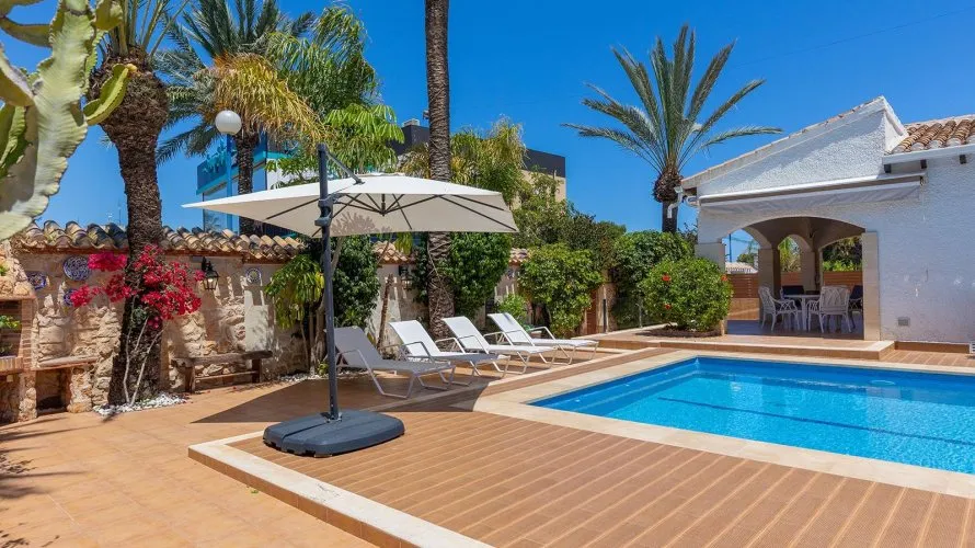 Villa de 4 dormitorios en Alicante, Spain No. 746 № 1