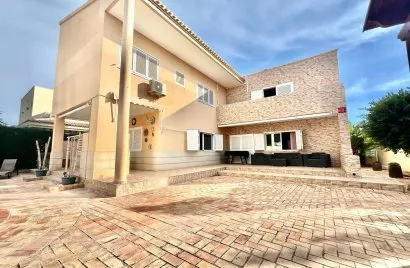 Villa de 4 dormitorios en Torrevieja, Spain No. 229