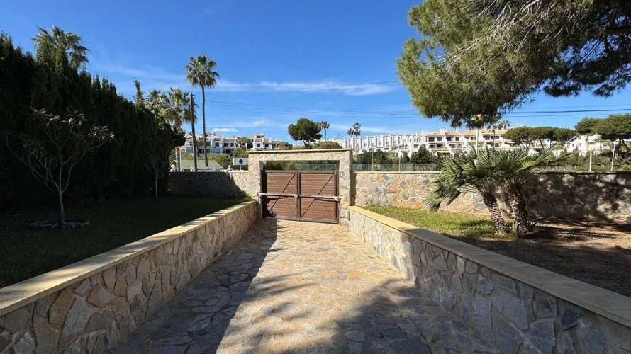 Villa de 3 dormitorios en Cabo Roig, Spain No. 106 № 4