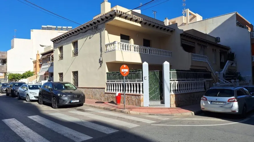 Сasa de 3 dormitorios en Torrevieja, Spain No. 940 № 1
