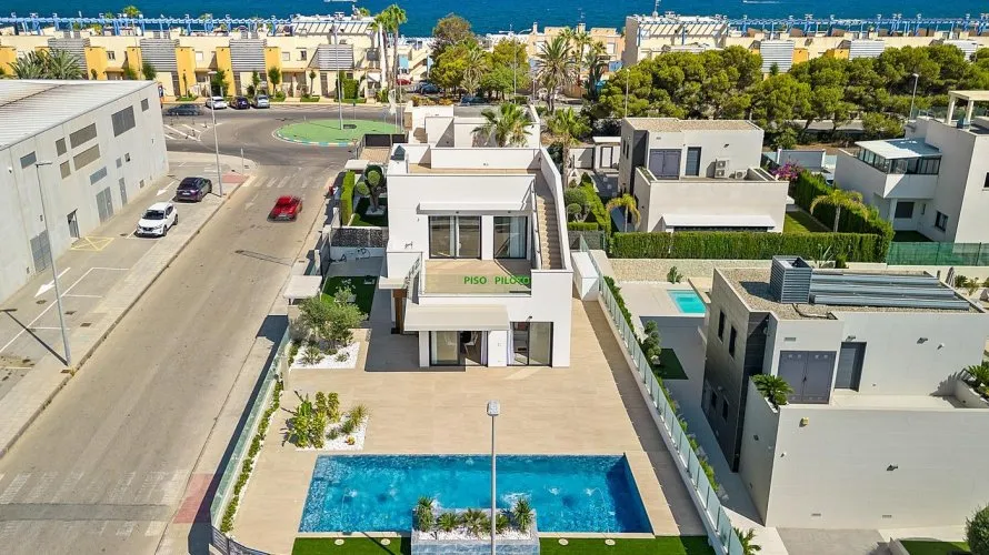 Villa de 3 dormitorios en Campoamor, Spain No. 612 № 3