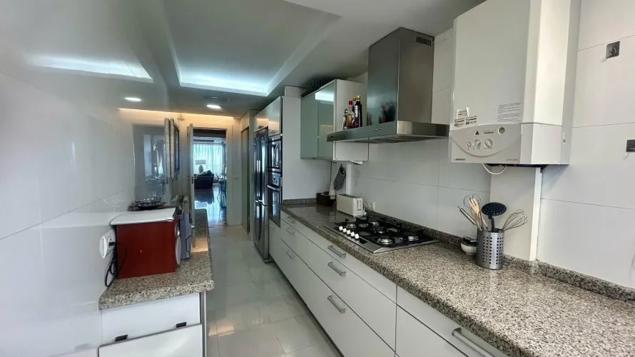 Apartamento de 3 dormitorios en Benidorm, Spain No. 695 № 2