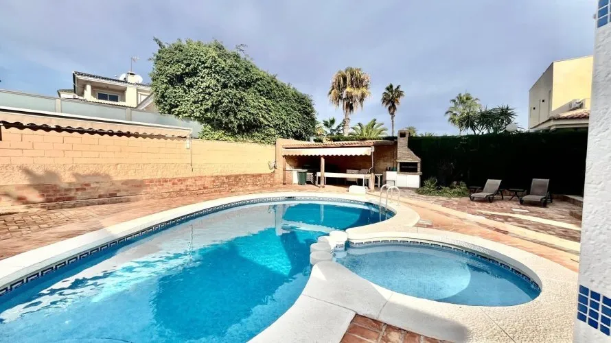Villa de 4 dormitorios en Torrevieja, Spain No. 229 № 3