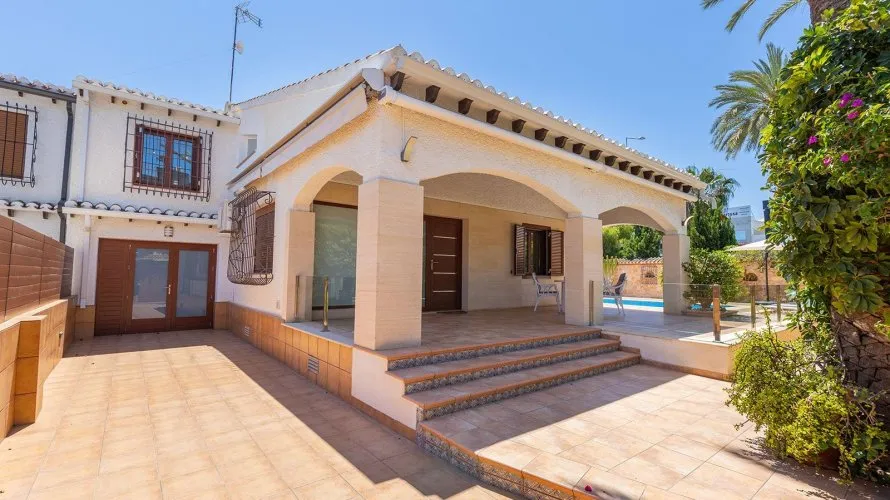 Villa de 4 dormitorios en Alicante, Spain No. 746 № 22