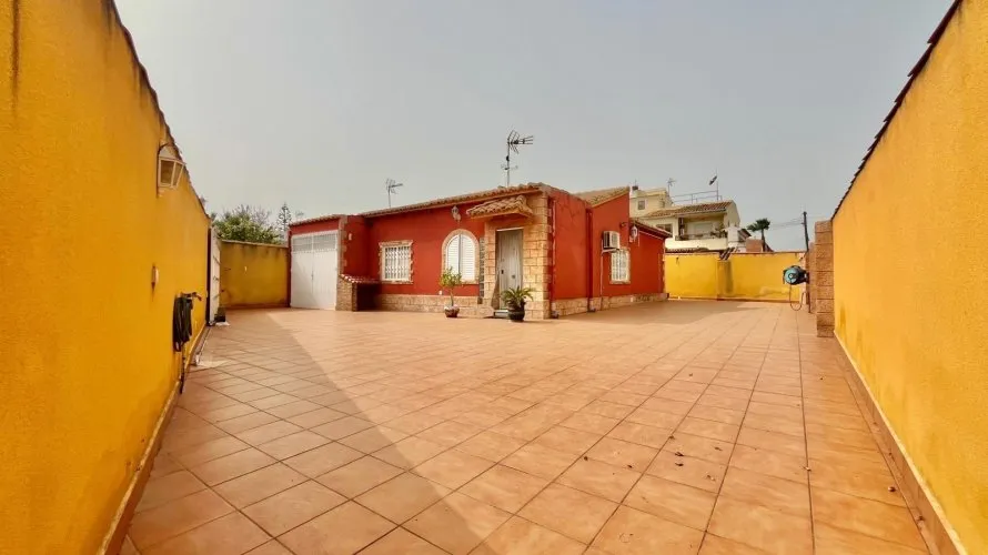 Apartamento de 2 dormitorios en Torrevieja, Spain No. 1056 № 1