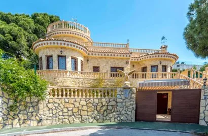 Villa de 4 dormitorios en Campoamor, Spain No. 1338