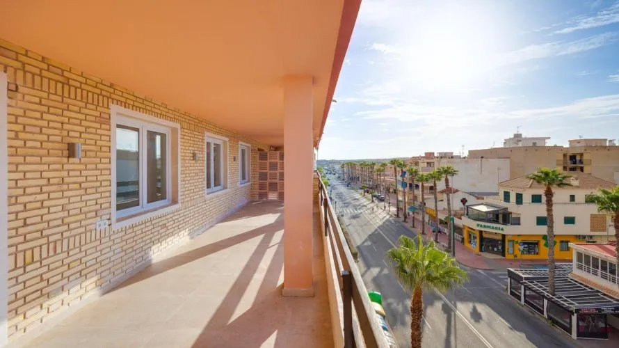 Apartamento de 3 dormitorios en Torrevieja, Spain No. 903 № 8
