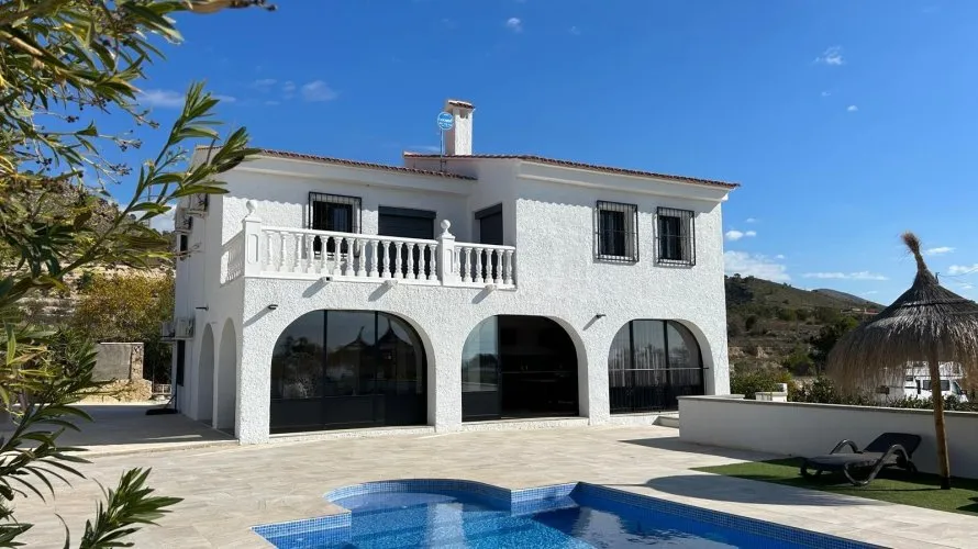 Сasa de 4 dormitorios en Villajoyosa, Spain No. 805 № 1