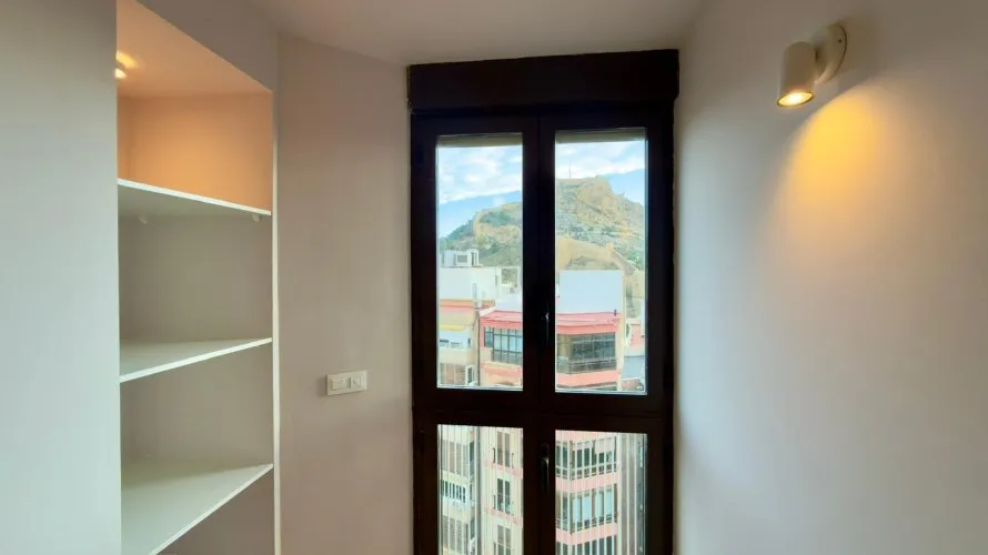 Apartamento de 3 dormitorios en Alicante, Spain No. 183 № 1