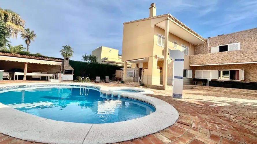 Villa de 4 dormitorios en Torrevieja, Spain No. 229 № 1