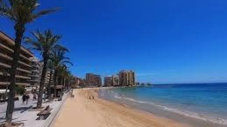 Apartamento de 3 dormitorios en Torrevieja, Spain No. 2670 № 1