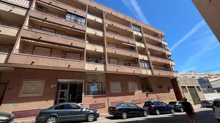Apartamento de 2 dormitorios en Torrevieja, Spain No. 2810