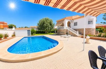 Villa de 200m² en Torrevieja, Spain No. 2964
