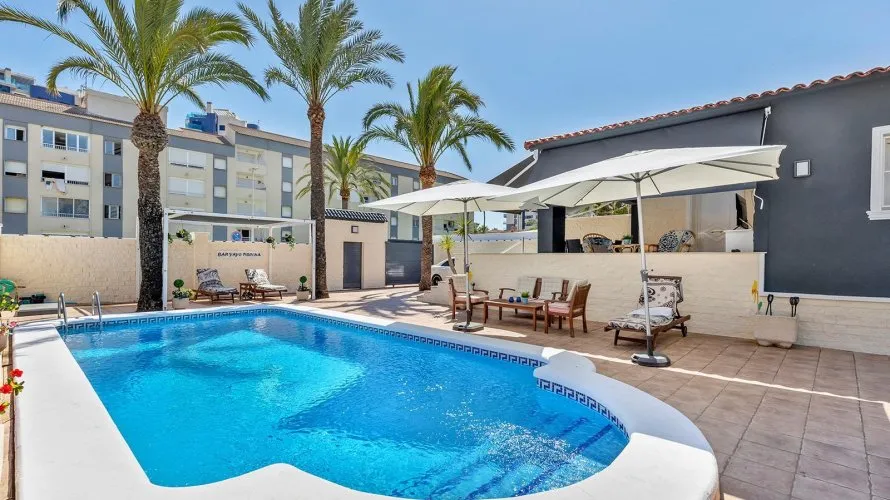 Villa de 4 chambres à Torrevieja, Spain No. 835 № 1