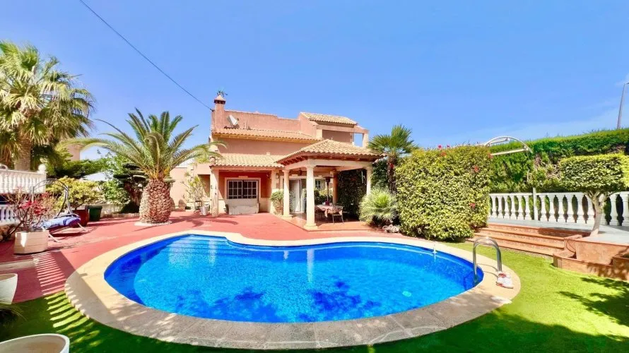 Villa de 3 chambres à Torrevieja, Spain No. 120