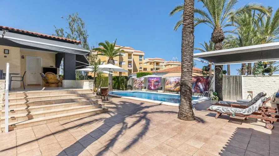 Villa de 4 chambres à Torrevieja, Spain No. 835