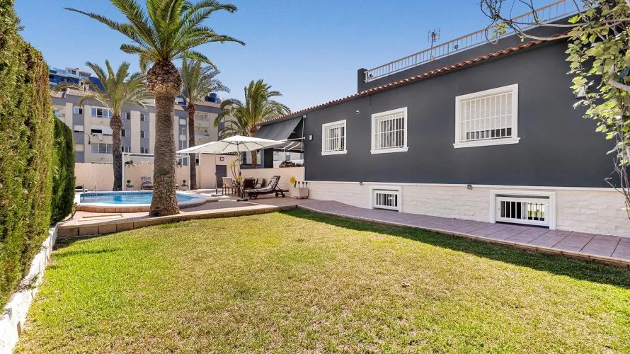 Villa de 4 chambres à Torrevieja, Spain No. 835 № 22