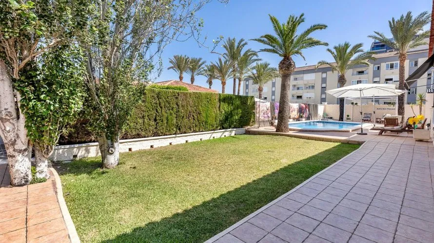 Villa de 4 chambres à Torrevieja, Spain No. 835 № 24