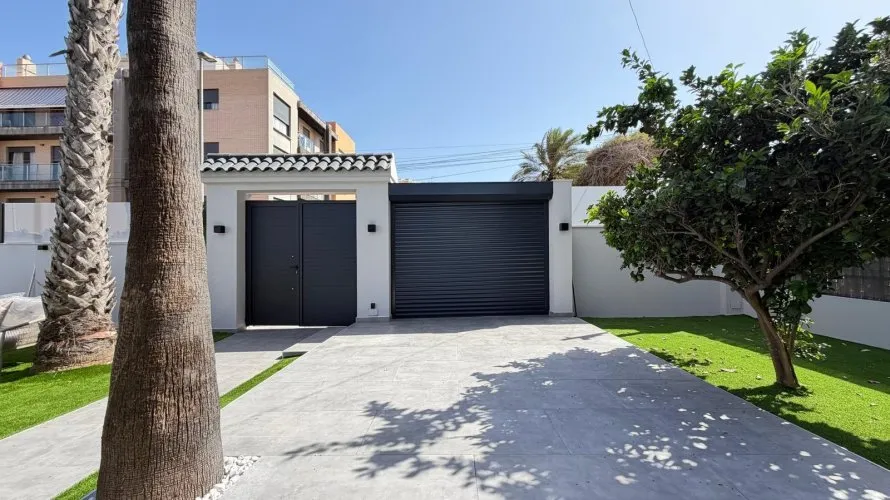 Villa de 4 chambres à Torrevieja, Spain No. 3006 № 1