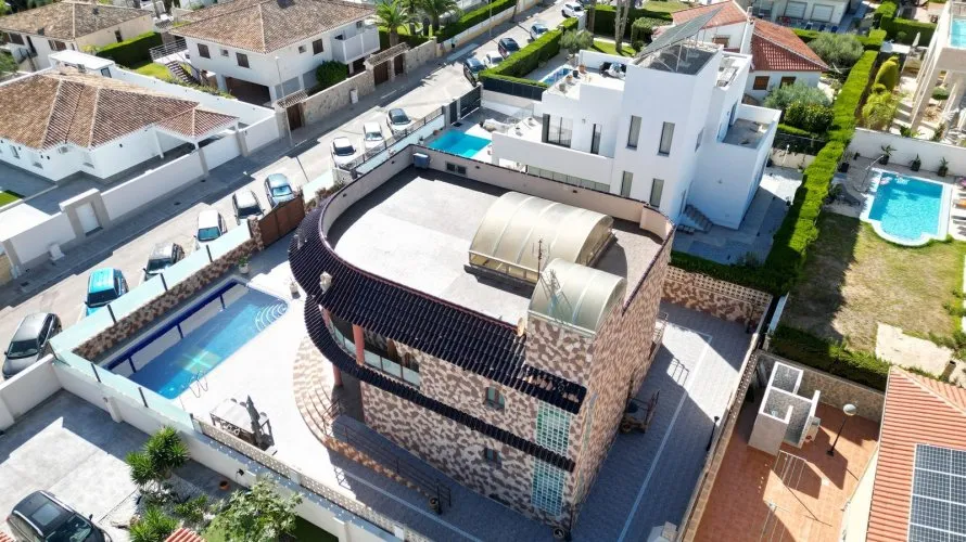Villa de 624m² à La Zenia, Spain No. 2930
