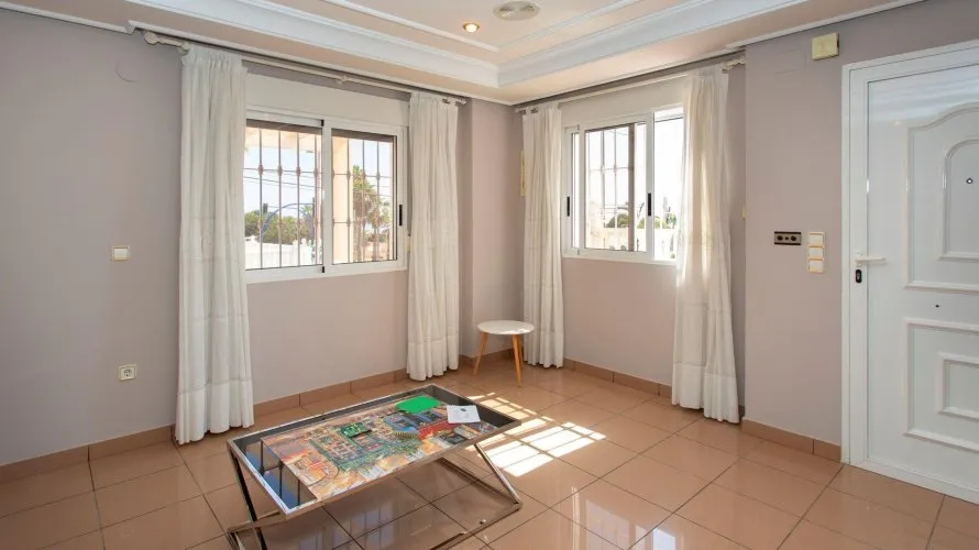 Villa de 180m² à Torrevieja, Spain No. 3165 № 19