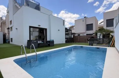 5 bedrooms villa for sale, Torrevieja, Spain No. 863