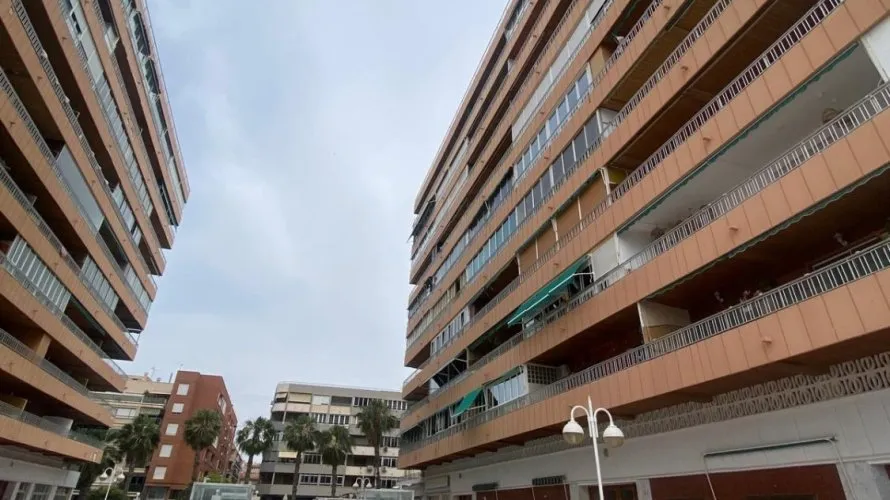 3 bedrooms apartment for sale, Torrevieja, Spain No. 135 № 1