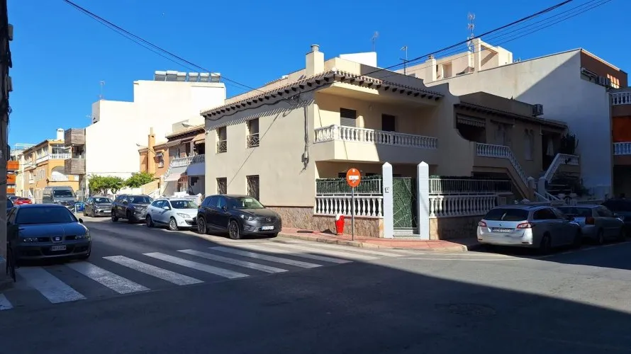 3 bedrooms house for sale, Torrevieja, Spain No. 940 № 2