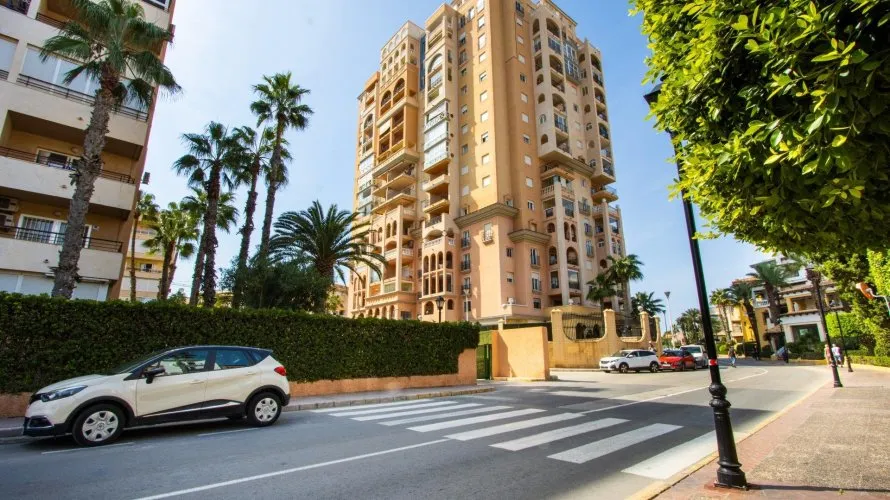 3 bedrooms apartment for sale, Torrevieja, Spain No. 108 № 1